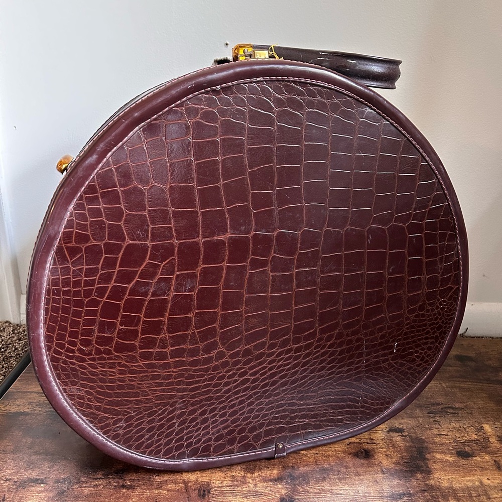 Vintage Samsonite Faux Alligator
Train Hat Box Style 4120 with key